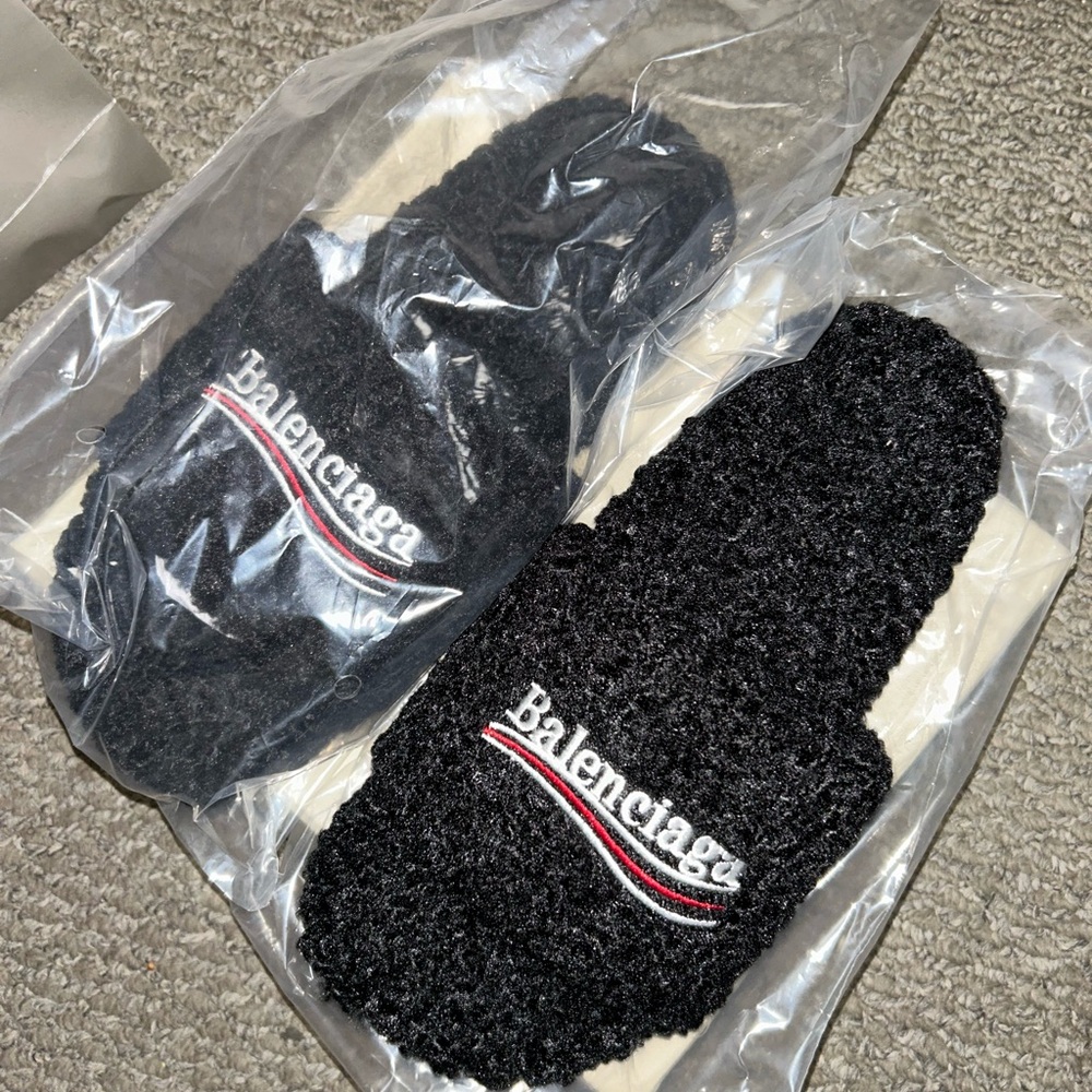 Balenciaga Black Textured Slides - Picture 2 of 4